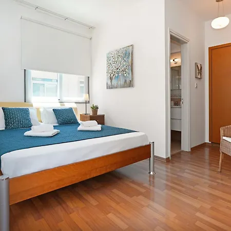 Celine פרוטאראס