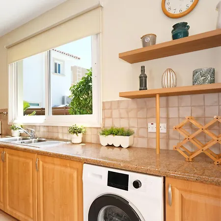 Celine פרוטאראס